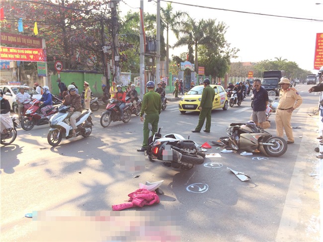 2 xe máy va chạm kinh hoàng, cô giáo nguy kịch ngay trước nhà nhưng người thân không nhận ra