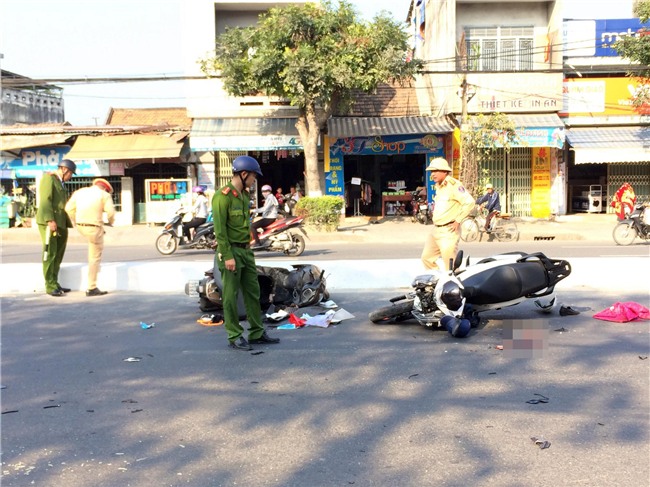 2 xe máy va chạm kinh hoàng, cô giáo nguy kịch ngay trước nhà nhưng người thân không nhận ra