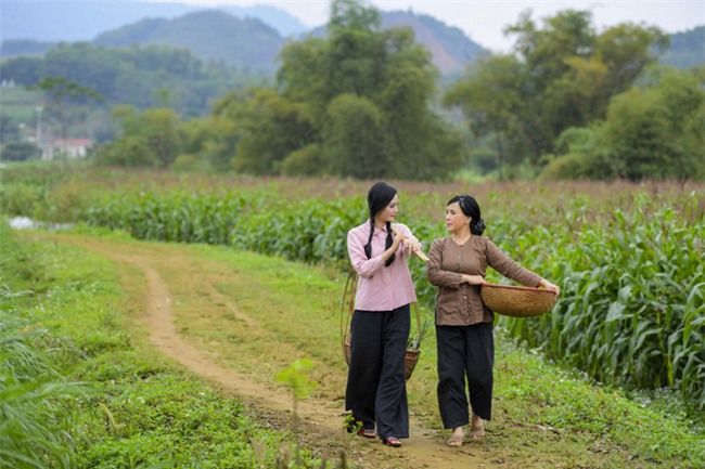 Em bé Hà Nội Lan Hương mặc phong phanh dưới trời lạnh 8 độ  - Ảnh 2.