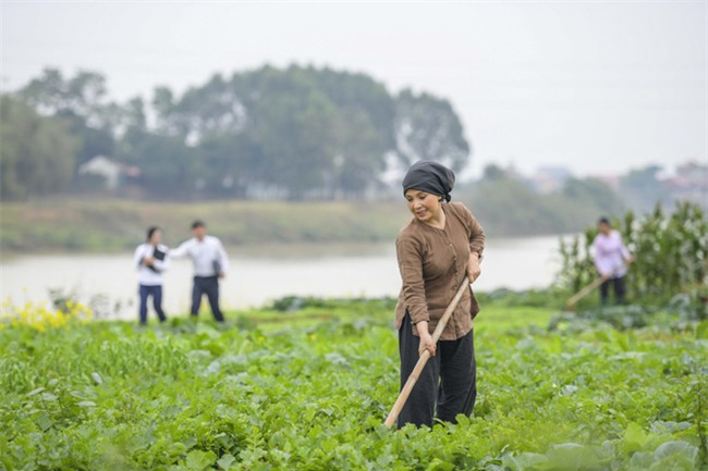 Em bé Hà Nội Lan Hương mặc phong phanh dưới trời lạnh 8 độ  - Ảnh 4.