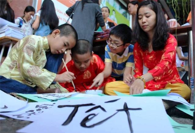 Cô trò ở TPHCM cùng tìm hiểu về ý nghĩa ngày Tết truyền thống