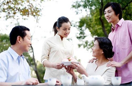 soc khi nam dau ve lam dau, me chong tuyen bo: “tet moi cap vo chong dua me 20 trieu” - 1