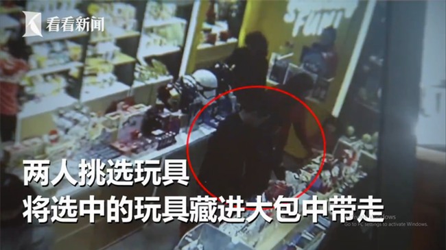 Bà nội lái xe tiền tỉ đưa cháu trai đi ăn trộm đồ chơi - Ảnh 1.