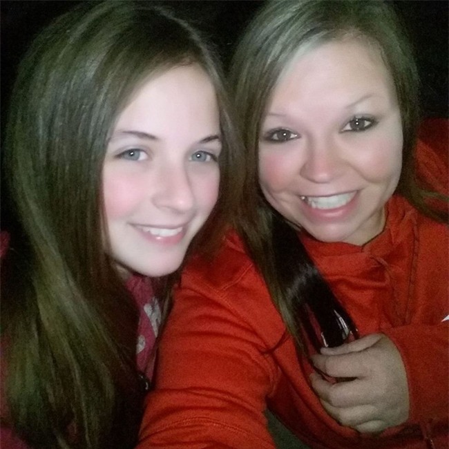 Hí hửng với món quà sinh nhật mẹ tặng, cô bé trở về nhà bố không ngờ lại phải nhận một hình phạt kinh khủng - Ảnh 1.