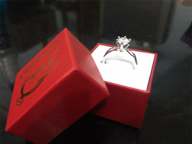 Chị em khoe quà Valentine sớm: người trang sức hàng hiệu sang chảnh, người được chồng tâm lý tặng cuộn chỉ vàng - Ảnh 10.