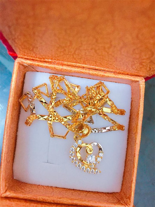 Chị em khoe quà Valentine sớm: người trang sức hàng hiệu sang chảnh, người được chồng tâm lý tặng cuộn chỉ vàng - Ảnh 11.