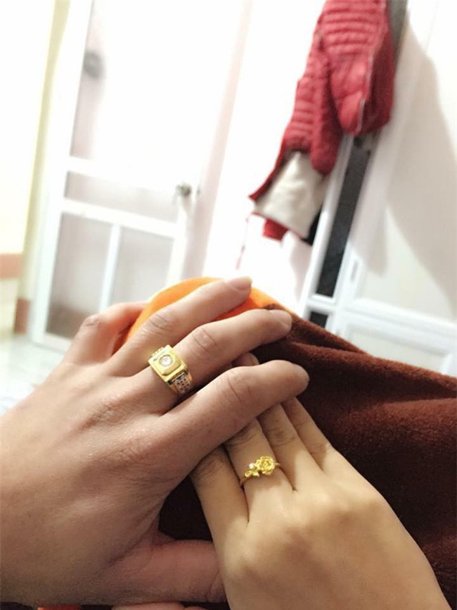 Chị em khoe quà Valentine sớm: người trang sức hàng hiệu sang chảnh, người được chồng tâm lý tặng cuộn chỉ vàng - Ảnh 12.