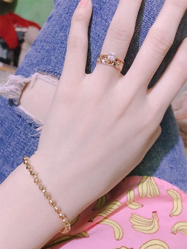 Chị em khoe quà Valentine sớm: người trang sức hàng hiệu sang chảnh, người được chồng tâm lý tặng cuộn chỉ vàng - Ảnh 3.