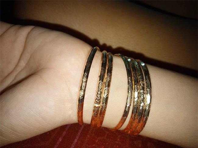 Chị em khoe quà Valentine sớm: người trang sức hàng hiệu sang chảnh, người được chồng tâm lý tặng cuộn chỉ vàng - Ảnh 4.