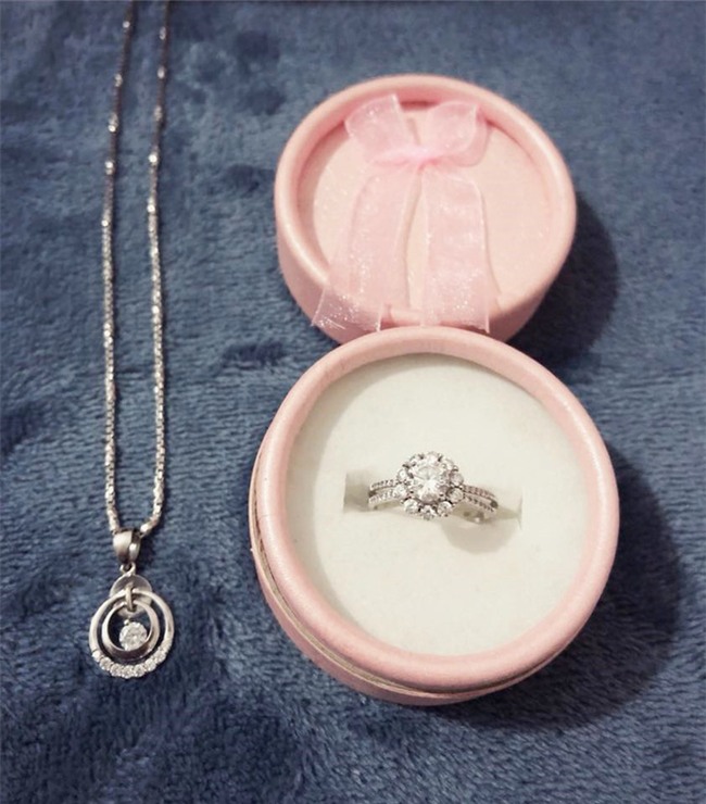 Chị em khoe quà Valentine sớm: người trang sức hàng hiệu sang chảnh, người được chồng tâm lý tặng cuộn chỉ vàng - Ảnh 8.