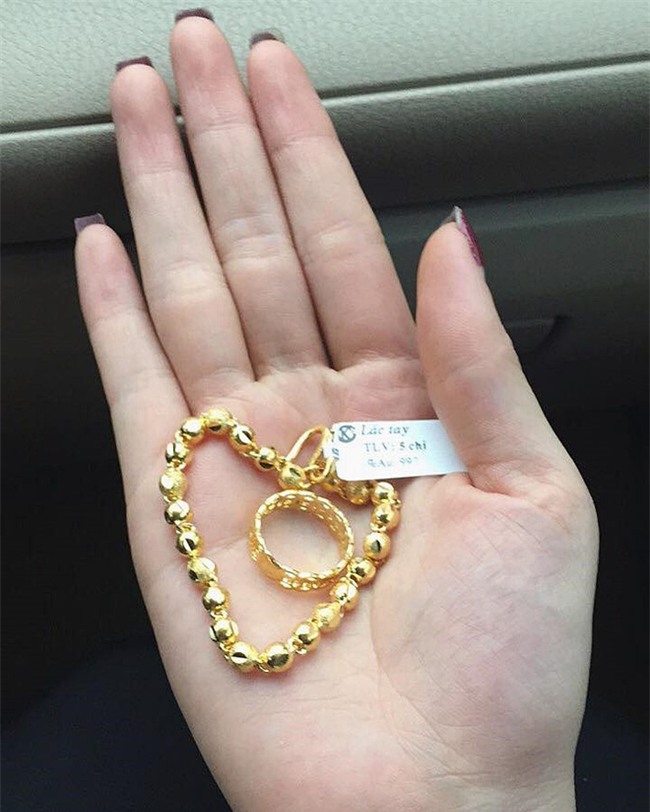 Chị em khoe quà Valentine sớm: người trang sức hàng hiệu sang chảnh, người được chồng tâm lý tặng cuộn chỉ vàng - Ảnh 9.