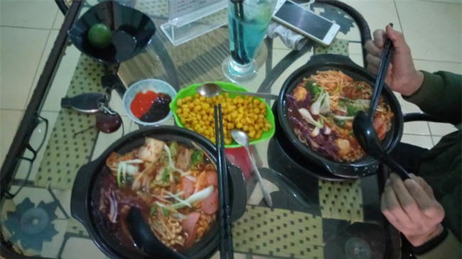 Bạn gái kêu đau bụng phải ăn mì cay và chụp ảnh gửi về, chàng trai sốc khi phát hiện mình bỗng dưng “mọc sừng” - Ảnh 2.