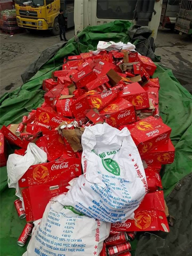 Ấm lòng: xe chở nước ngọt gặp nạn ở Ninh Bình, người dân không những không hôi của mà còn giúp đỡ. - Ảnh 5.