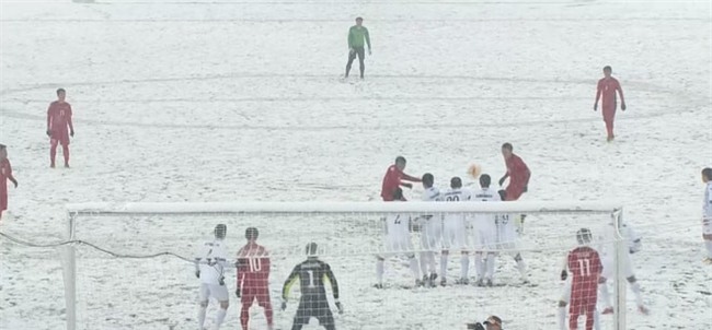 Tien Dung tai hien man len giua san xem dong doi ghi ban hinh anh 2