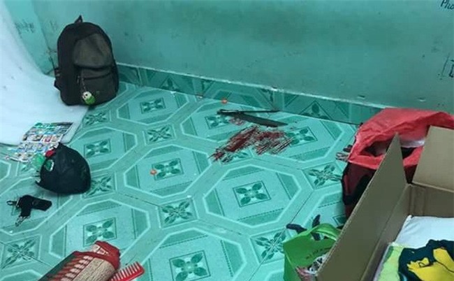 Chồng cầm dao chém vào mặt vợ nghi do ghen tuông - Ảnh 1.