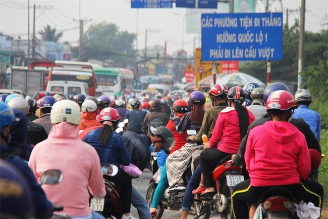 Ngày chủ nhật cuối cùng trong năm, người miền Tây ùn ùn về quê ăn Tết khiến Quốc lộ 1A kẹt cứng - Ảnh 14.