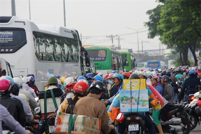 Ngày chủ nhật cuối cùng trong năm, người miền Tây ùn ùn về quê ăn Tết khiến Quốc lộ 1A kẹt cứng - Ảnh 2.