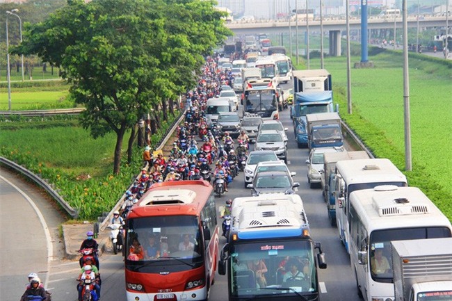 Ngày chủ nhật cuối cùng trong năm, người miền Tây ùn ùn về quê ăn Tết khiến Quốc lộ 1A kẹt cứng - Ảnh 4.