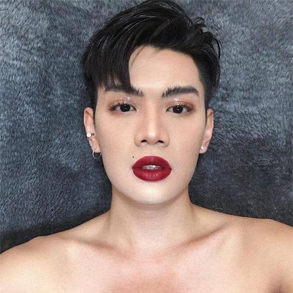 trong khi my nhan viet me met son nude, dao ba loc da "chiem song" bang sac son do choe! - 1