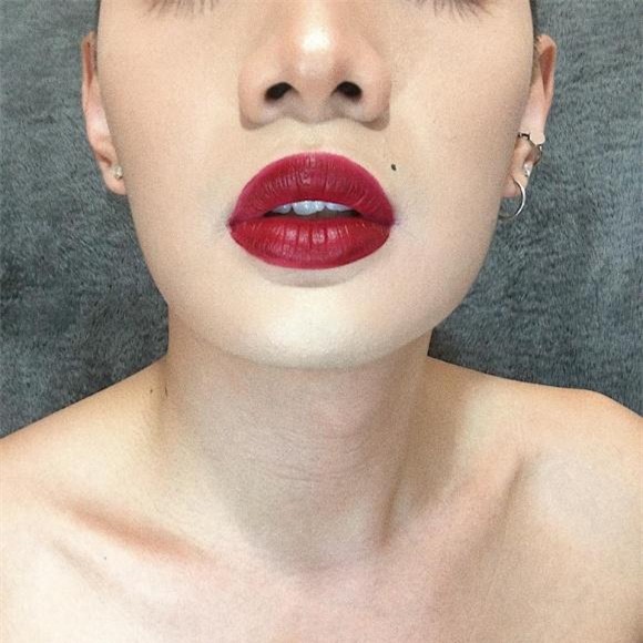 trong khi my nhan viet me met son nude, dao ba loc da "chiem song" bang sac son do choe! - 2