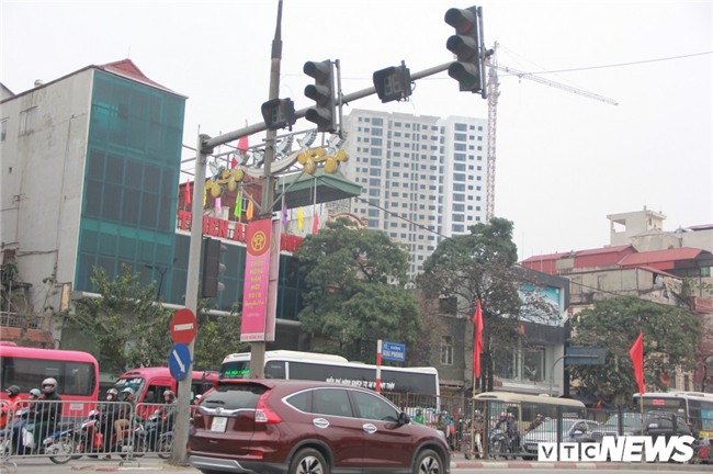 Hành khách nài nỉ cho em đứng trên xe về quê ăn Tết nhưng vẫn bị từ chối - Ảnh 1.