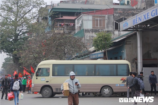 Hành khách nài nỉ cho em đứng trên xe về quê ăn Tết nhưng vẫn bị từ chối - Ảnh 10.