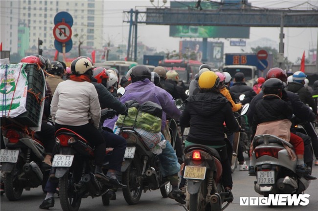 Hành khách nài nỉ cho em đứng trên xe về quê ăn Tết nhưng vẫn bị từ chối - Ảnh 4.