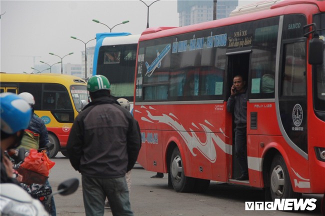 Hành khách nài nỉ cho em đứng trên xe về quê ăn Tết nhưng vẫn bị từ chối - Ảnh 7.