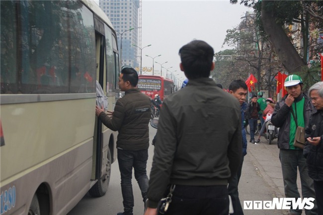 Hành khách nài nỉ cho em đứng trên xe về quê ăn Tết nhưng vẫn bị từ chối - Ảnh 9.