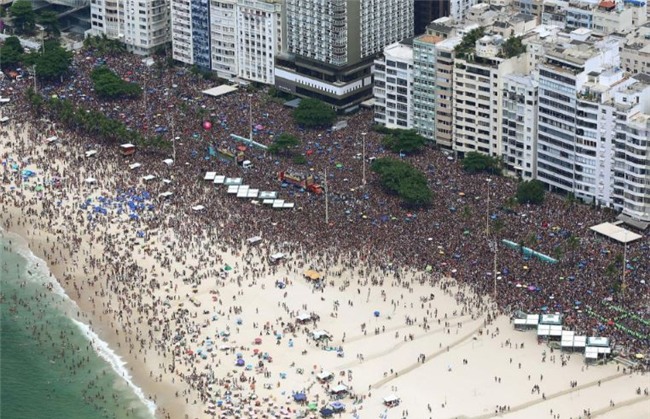 Bạn gái Neymar hở bạo, nhảy bốc lửa ở lễ hội Carnival - Ảnh 7.