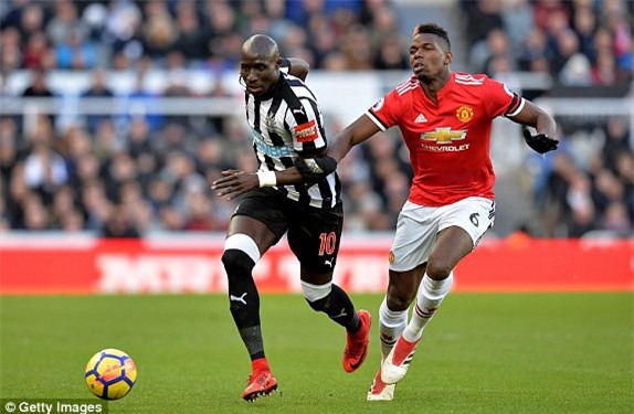 Pogba (phải) chơi quá tệ trong 65 phút có mặt trên sân