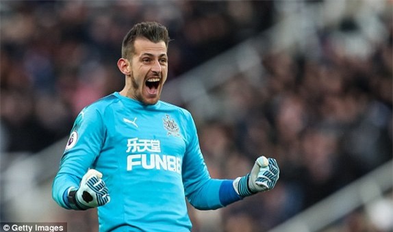Dubravka tỏa sáng ngay trận đầu khoác áo Newcastle
