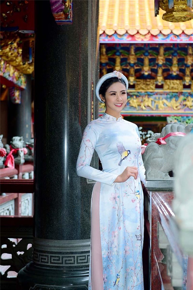 ngoc han rang ro dien ao dai doi voi mau nhi mang hai dong mau hoa - viet - 1