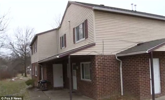 Vừa ra ngoài trở về, bà mẹ gào lên thảm thiết khi thấy con gái nhỏ 2 tuổi chết cóng trước nhà - Ảnh 2.