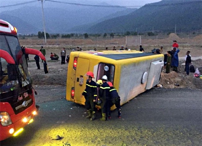 Chùm ảnh: Hiện trường vụ lật xe kinh hoàng ngày giáp Tết khiến 2 người chết, 11 người bị thương ở Đà Nẵng - Ảnh 1.