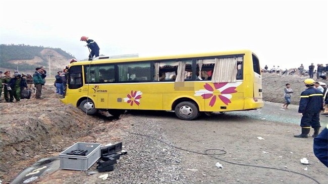 Chùm ảnh: Hiện trường vụ lật xe kinh hoàng ngày giáp Tết khiến 2 người chết, 11 người bị thương ở Đà Nẵng - Ảnh 10.