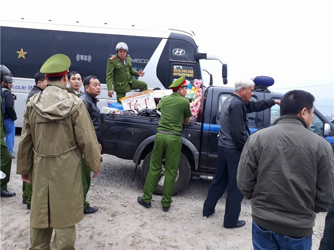 Chùm ảnh: Hiện trường vụ lật xe kinh hoàng ngày giáp Tết khiến 2 người chết, 11 người bị thương ở Đà Nẵng - Ảnh 12.