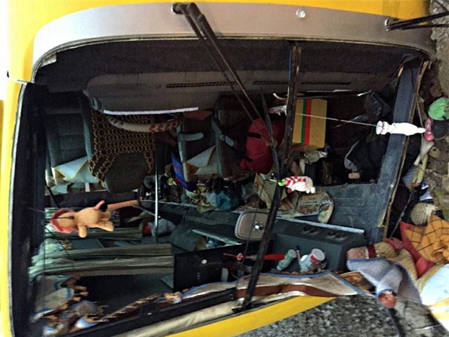 Chùm ảnh: Hiện trường vụ lật xe kinh hoàng ngày giáp Tết khiến 2 người chết, 11 người bị thương ở Đà Nẵng - Ảnh 2.