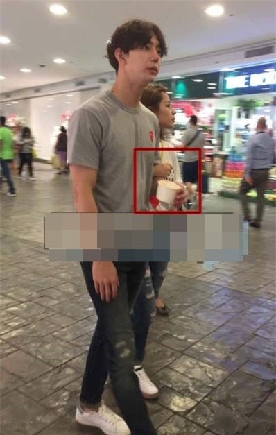 Chi Pu rất tự nhiên thể hiện tình cảm, khoác tay