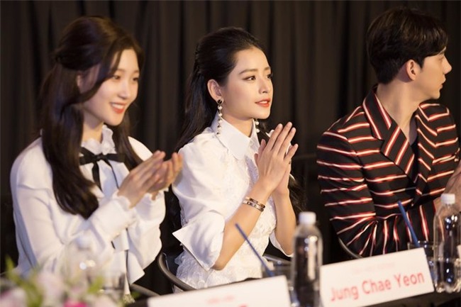 Lộ ảnh Chi Pu tình cảm khoác tay bạn trai tin đồn Hàn Quốc đi dạo phố - Tin sao Viet - Tin tuc sao Viet - Scandal sao Viet - Tin tuc cua Sao - Tin cua Sao