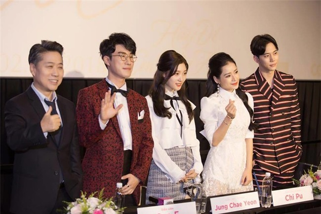 Nếu trong buổi họp báo ra mắt bộ phim do cả hai cùng đảm nhận vai chính ở Việt Nam, Chi Pu và Jin Jy Hyung liên tục giữ khoảng cách thậm chí không ngồi cạnh nhau thì tại Hàn Quốc cả hai rất thoải mái. - Tin sao Viet - Tin tuc sao Viet - Scandal sao Viet - Tin tuc cua Sao - Tin cua Sao