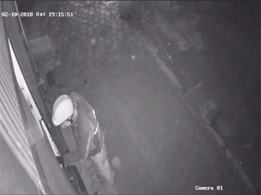 Cô gái liều mình cứu chó khiến dân mạng cảm động: Bọn trộm chó không xong với tôi đâu!