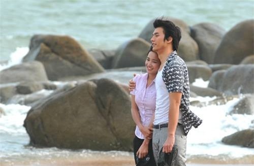Tuy nhiên, khán giả nhanh chóng nhận ra những bức ảnh được cho là cảnh phim hài của cả hai rất thân thiết.  - Tin sao Viet - Tin tuc sao Viet - Scandal sao Viet - Tin tuc cua Sao - Tin cua Sao