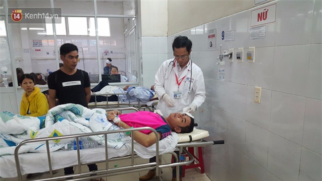 Lời kể nạn nhân vụ lật xe khiến 13 người thương vong ngày 27 Tết: Tài xế đang cầm điện thoại thì xe lật nhào... - Ảnh 5.