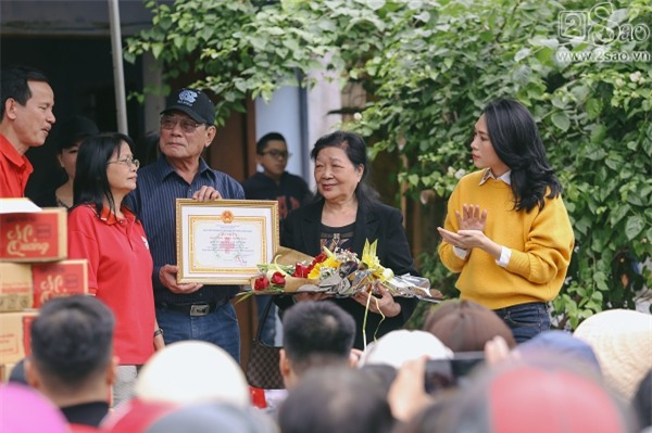 Một triệu biểu cảm đặc biệt của Mỹ Tâm trong chuyến từ thiện khép lại năm 2017 đại thắng-1