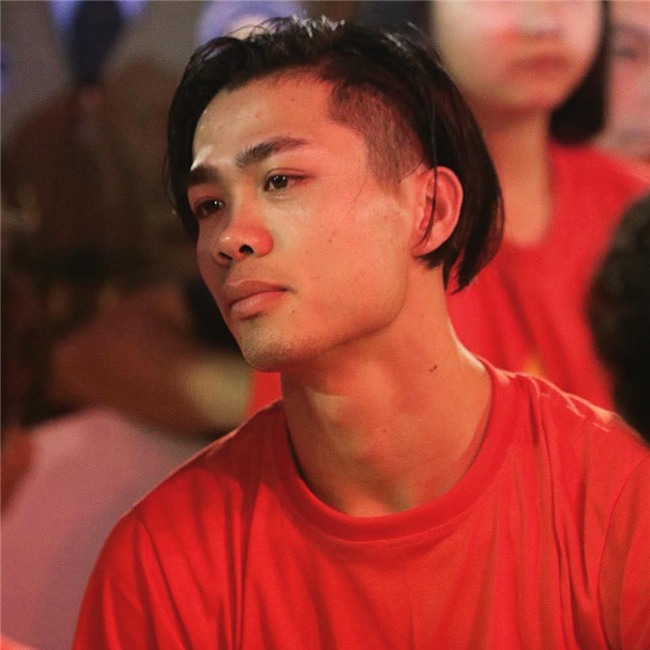 Chia tay mái tóc may mắn, Công Phượng lại đẹp trai như soái ca - Ảnh 1.