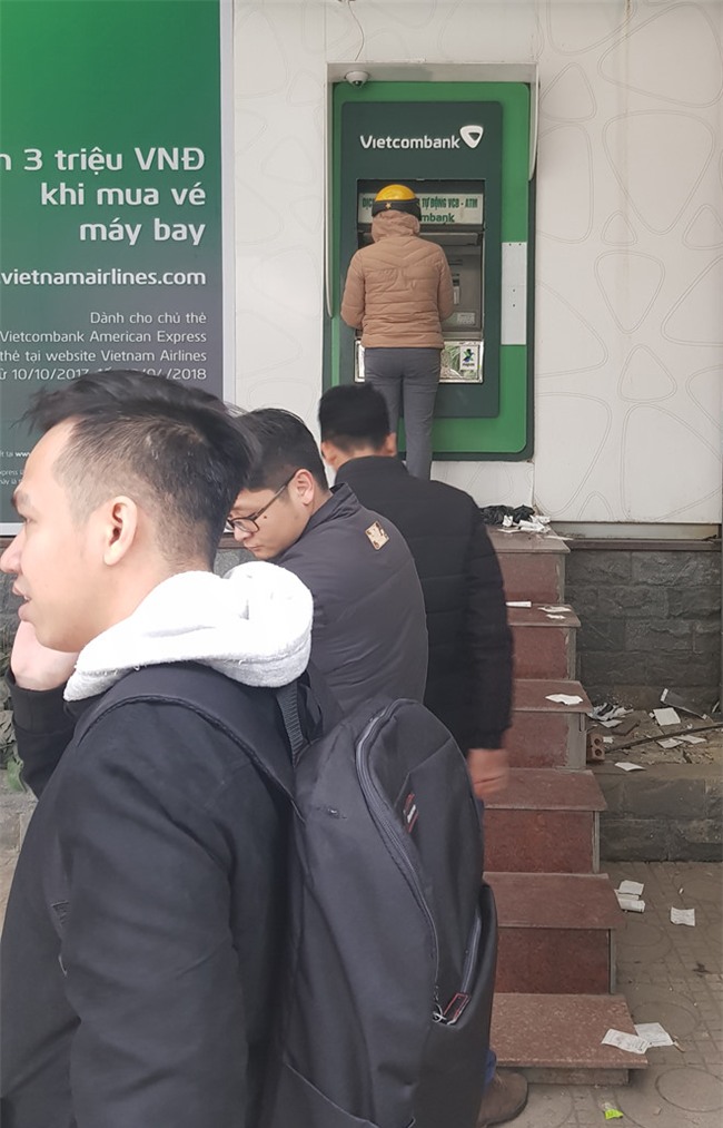Rút tiền ATM dịp Tết: Vì sao người dân phải chịu xếp hàng nhiều giờ?
