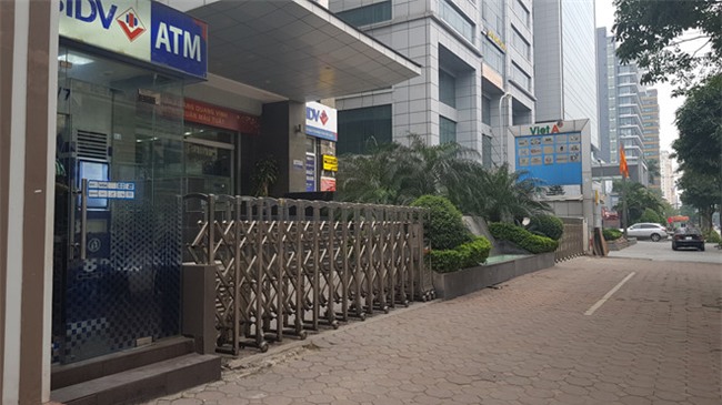 Rút tiền ATM dịp Tết: Vì sao người dân phải chịu xếp hàng nhiều giờ?