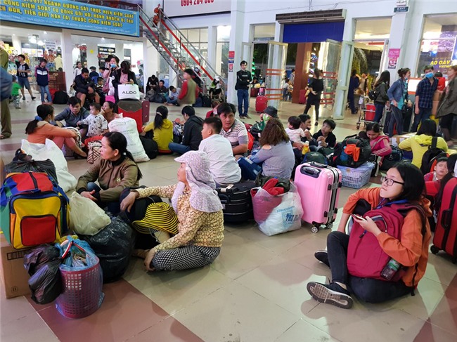 Chen chuc, vat vo tren chuyen tau ve que don Tet Mau Tuat hinh anh 1