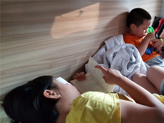 Chen chuc, vat vo tren chuyen tau ve que don Tet Mau Tuat hinh anh 10